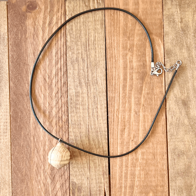 Collier en bois de hêtre échauffé 