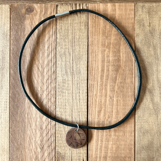 Collier cuir et hêtre 