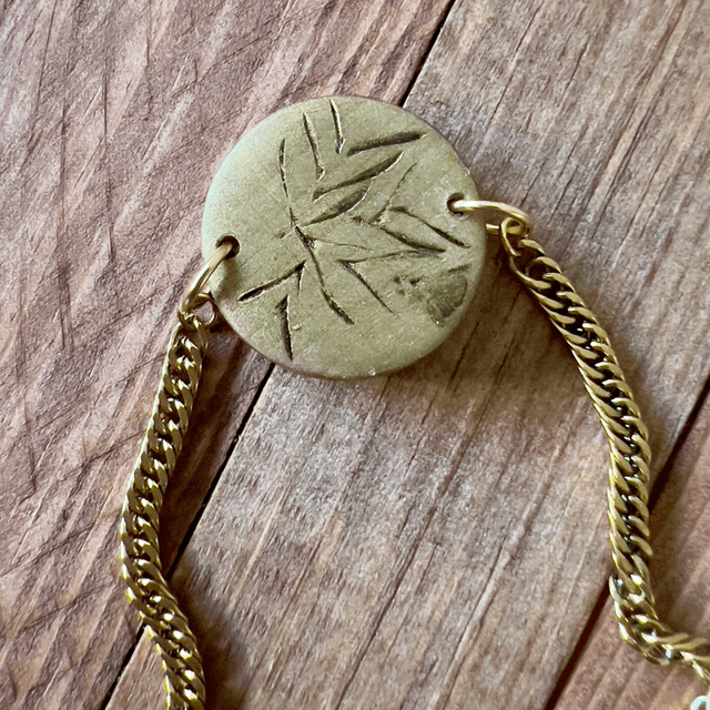 Bracelet bois de hêtre cirée dorée et pyrogravure 