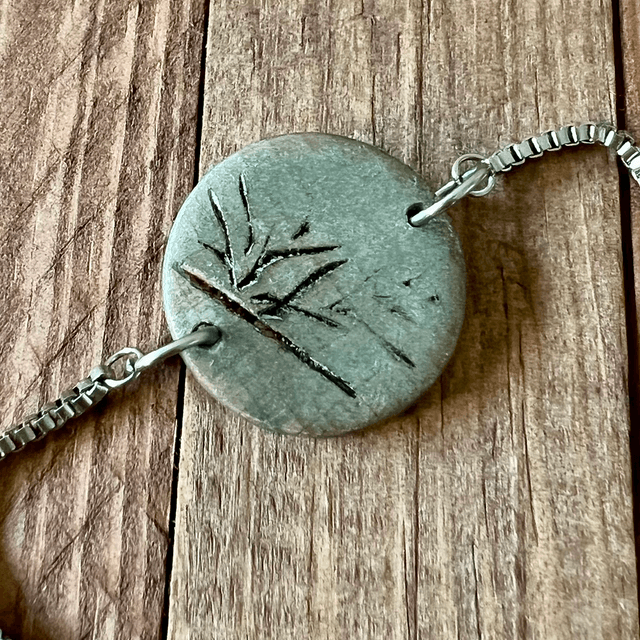 Bracelet bois de hêtre ciré vert et pyrogravure 