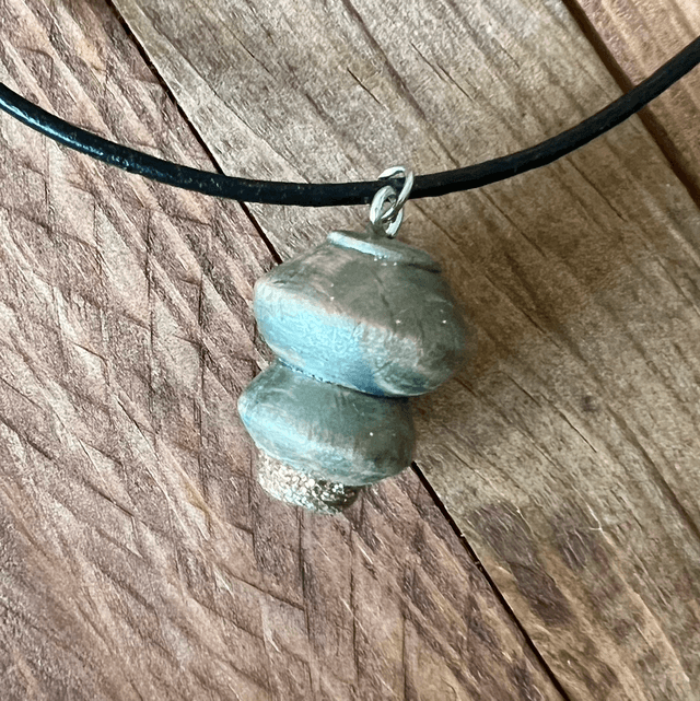 Collier en hêtre cirée vert et paillette